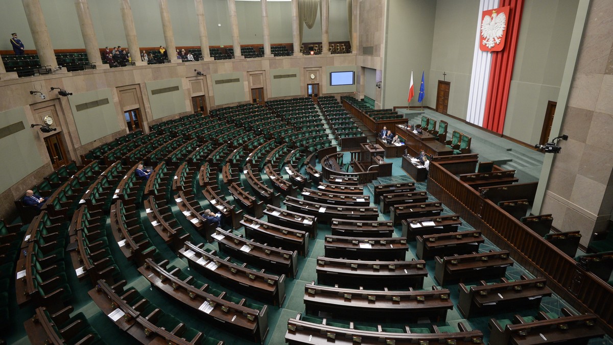 Klub PiS opowiedział się za projektami zmian w Regulaminie Sejmu, które przewidują m.in. możliwość obniżenia uposażenia posłom w przypadku naruszenia powagi Sejmu. Pozostałe kluby opowiedziały się za odrzuceniem projektów. "Zakneblują one usta opozycji" - podkreślano.