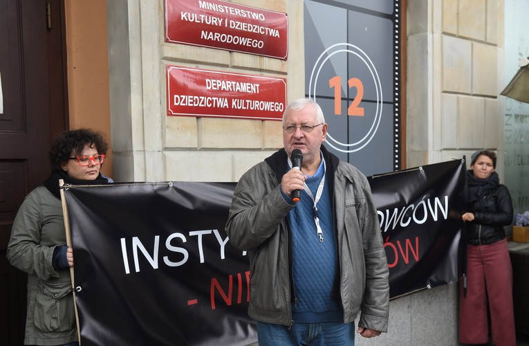 Janusz Zaorski podczas pikiety w obronie dyrektor PISF, Magdaleny Soroki