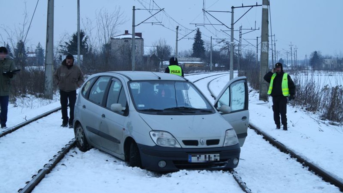 Nietrzeźwy taksówkarz jechał o poranku torowiskiem. Gdyby nie czujność maszynisty pospiesznego składu, mogło dojść do tragedii.