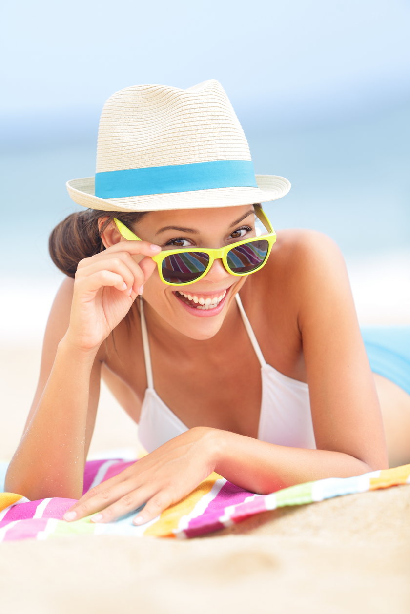 Przeciwsłoneczne okulary to nie plażowy gadżet. Powinny chronić przed szkodliwym działaniem słońca. 