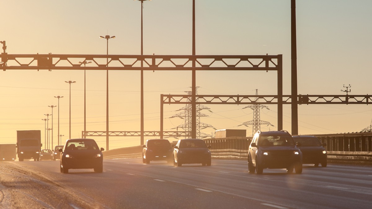 Plany niemieckiego rządu wprowadzenia opłat dla kierowców samochodów osobowych za przyjazd autostradami dyskryminują obcokrajowców i są niezgodne z prawem UE. Do takiego wniosku doszło biuro analiz Bundestagu - podał "Bild am Sonntag".