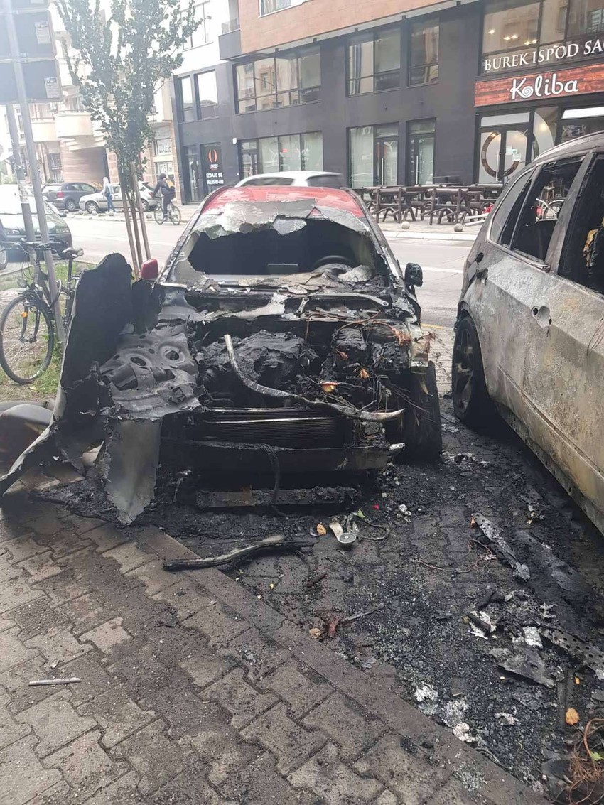 Automobil je potpuno uništen