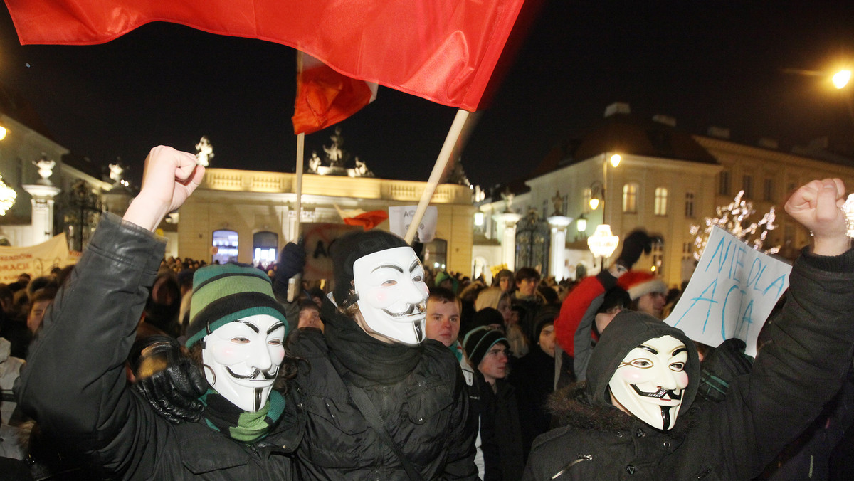 Przed Pałacem Prezydenckim protestuje kilkuset przeciwników umowy ACTA. Manifestanci przynieśli polskie flagi, transparenty, odpalono race. Część manifestujących ruszyła w kierunku kancelarii premiera.
