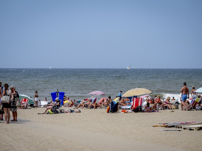 Svi se smeju ženi zbog onoga što je obula na plaži: Kad je izašla iz plićaka, nastao je šok