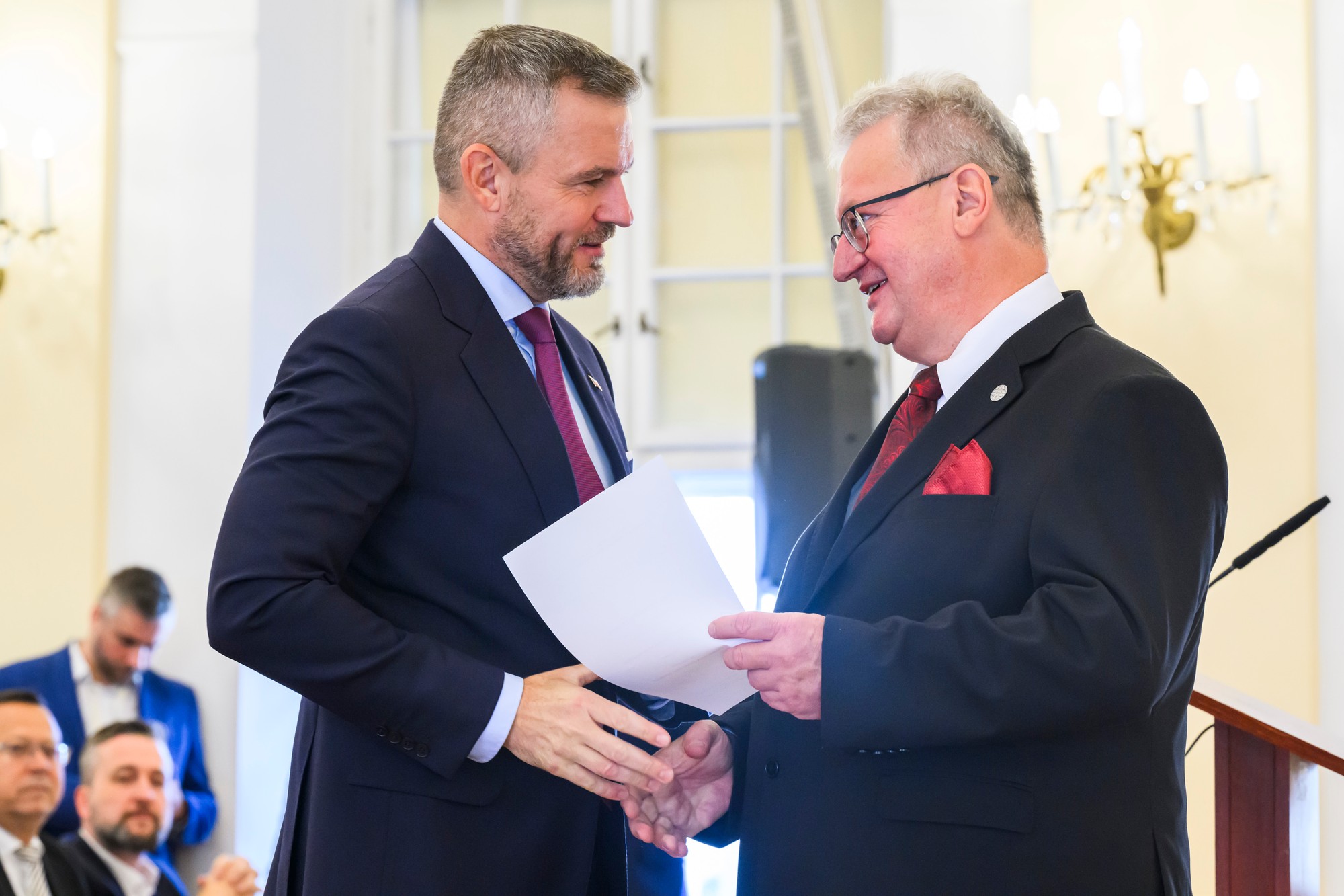 Predseda strany Hlas - SD Peter Pellegrini a predseda Štátnej komisie pre voľby a kontrolu financovania politických strán Ladislav Orosz počas slávnostného odovzdávania osvedčení poslancom Národnej rady SR v historickej budove NR SR v Bratislave.