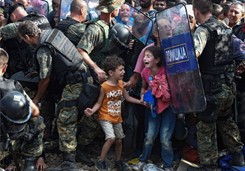 Koszmar na granicy z Macedonią. Policja kontra uchodźcy z dziećmi. ZDJĘCIA