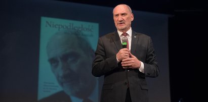 Macierewicz na basenie skacze z wieży! FILM