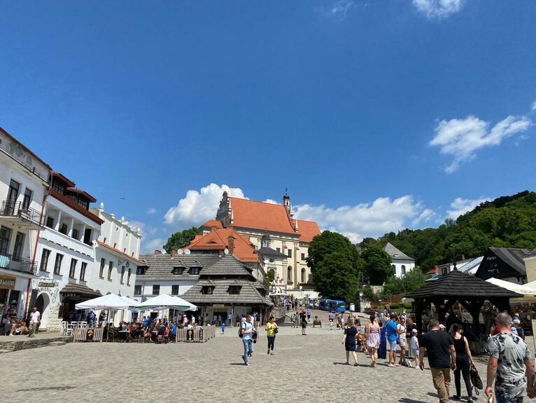 Jest piękna pogoda, nie brakuje turystów.