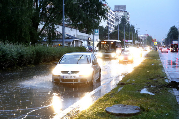 POPALJENI METEOALARMI, KRITIČNO U OVIH 5 DELOVA SRBIJE Najnovije upozorenje RHMZ: Pašće puno kiše za kratko vreme, opasnost i od grada
