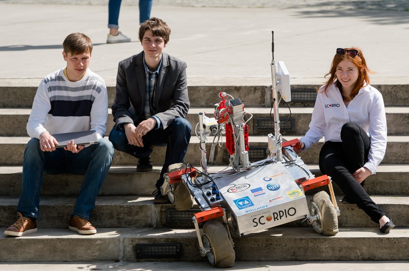 Studenci Politechniki Wrocławskiej z łazikiem marsjańskim