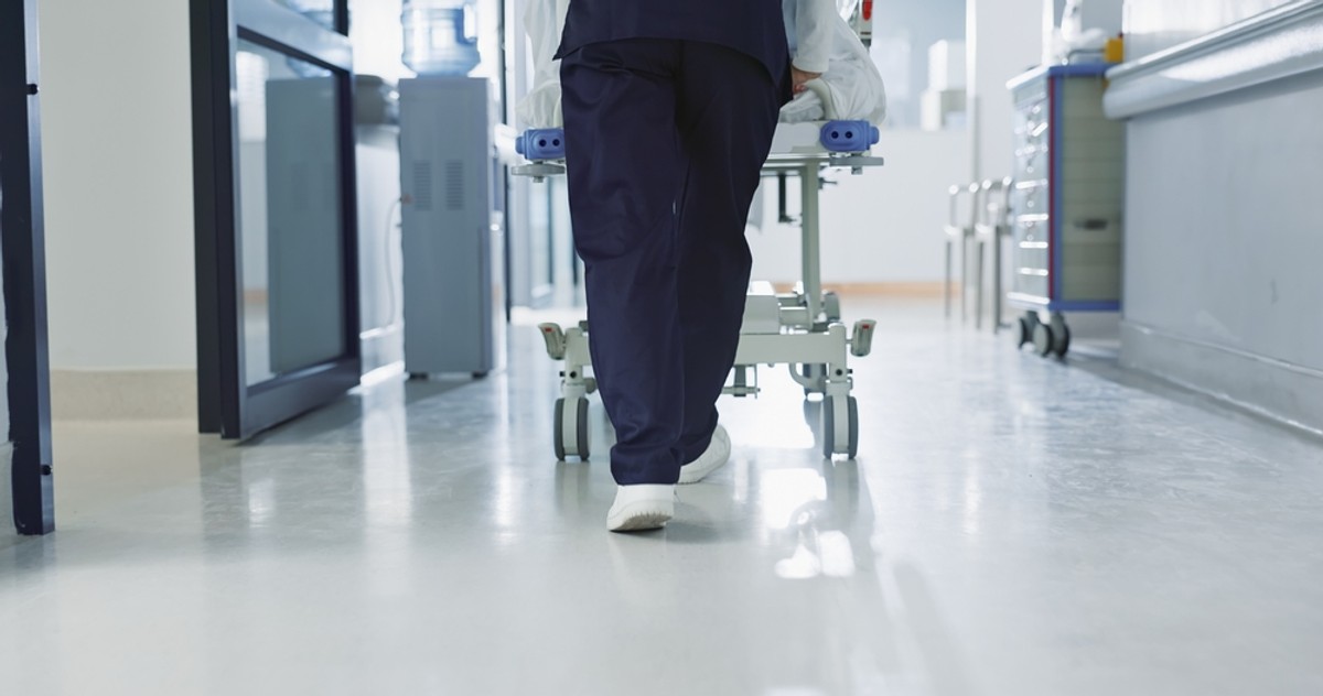 Awaria wodociągu paraliżuje pracę szpitala w Piekarach Śląskich