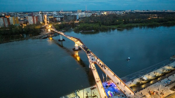 Nowa wizytówka Warszawy szybko stała się modnym miejscem spotkań. Na 452-metrowym moście o awangardowym kształcie nie brakuje miejsc do odpoczynku i relaksu.