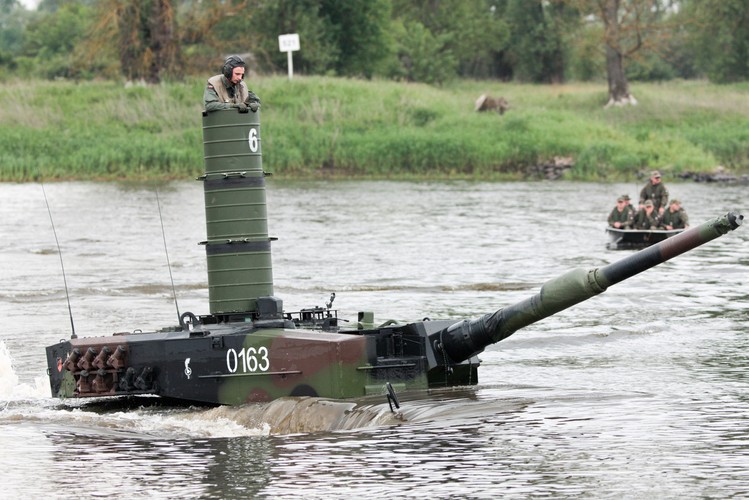 Czynności te muszą być przeprowadzone bardzo dokładnie, ponieważ od jakości przygotowań i przestrzegania rygorystycznych norm bezpieczeństwa obowiązujących podczas próby pokonania głębokiej wody zależy bezpieczeństwo załogi. 

<br><br>
fot.  (zuz) PAP/Lech Muszyński