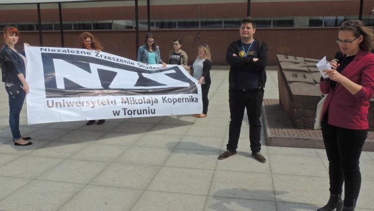 Studenci protestowali przed rektoratem UMK w Toruniu przeciwko zmianie logo uczelni.