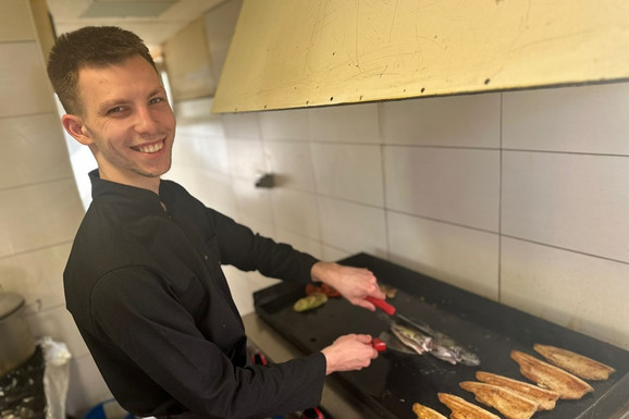 Ne jede se u Čačku isključivo masna prasetina! Milan vikendicu pretvorio u restoran: Služi se samo posna hrana, a sprema je jedan od najmlađih kuvara u Srbiji (FOTO)