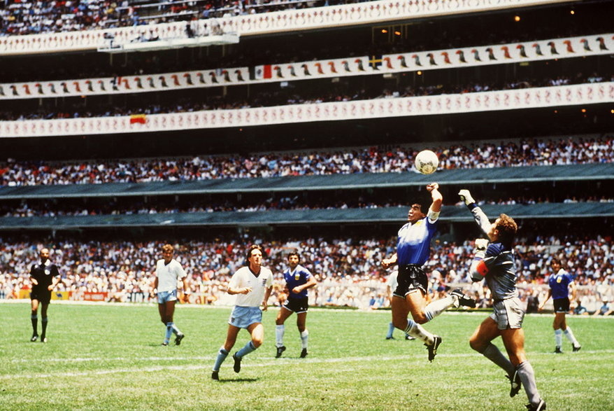 Gol, który nie powinien zostać uznany. Diego Maradona strzela ręką na MŚ w 1986 roku