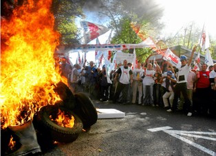 Związki zawodowe w Polsce: grupa wąsatych kolesi dbająca o własne brzuchy