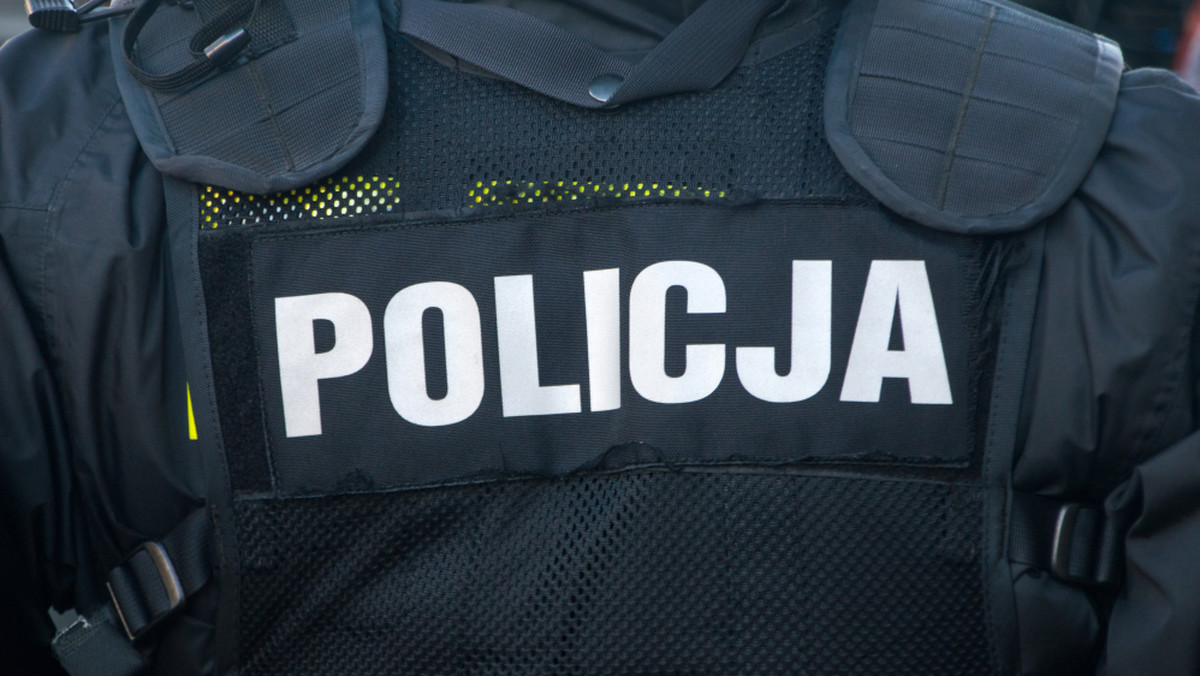 Policjanci z Opoczna zatrzymali do kontroli drogowej 38-latka, który nie posiadając prawa jazdy, nie tylko prowadził auto, ale też holował samochód innego kierowcy. Z kolei kierujący holowanym oplem był pijany i miał sądowy zakaz prowadzenia pojazdów.