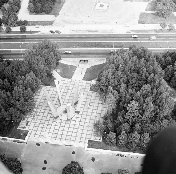 Pomnik Chwała Saperom oraz przejście pod Wisłostradą i Płyta Desantu, koniec lat 70. Źródło: NAC - Narodowe Archiwum Cyfrowe www.nac.gov.pl/ 