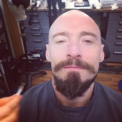 Hugh Jackman nie do poznania. Drastyczna transformacja gwiazdora [ZDJĘCIA]