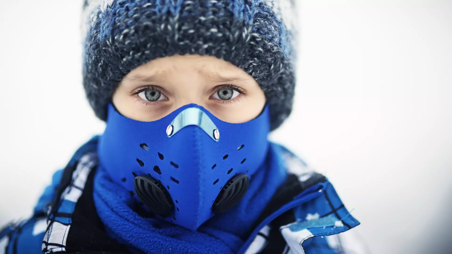 Maski antysmogowe - jedyny ratunek przed trującym powietrzem? Jakie są najlepsze?