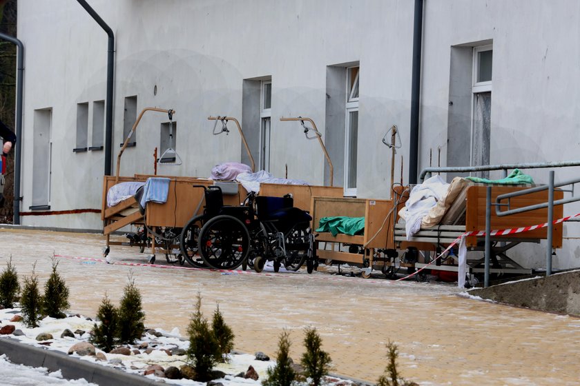 Chojnice: Mieszkańcy płaczą po ofiarach pożaru w hospicjum