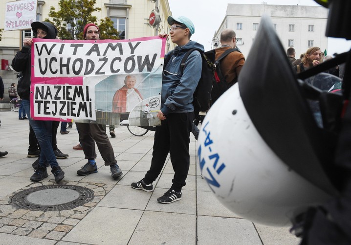 W geście poparcia dla uchodźców z Bliskiego Wschodu pod pomnikiem Czynu Polaków na Jasnych Błoniach zebrało się ponad 100 osób. Manifestujący trzymali transparenty z napisami: 