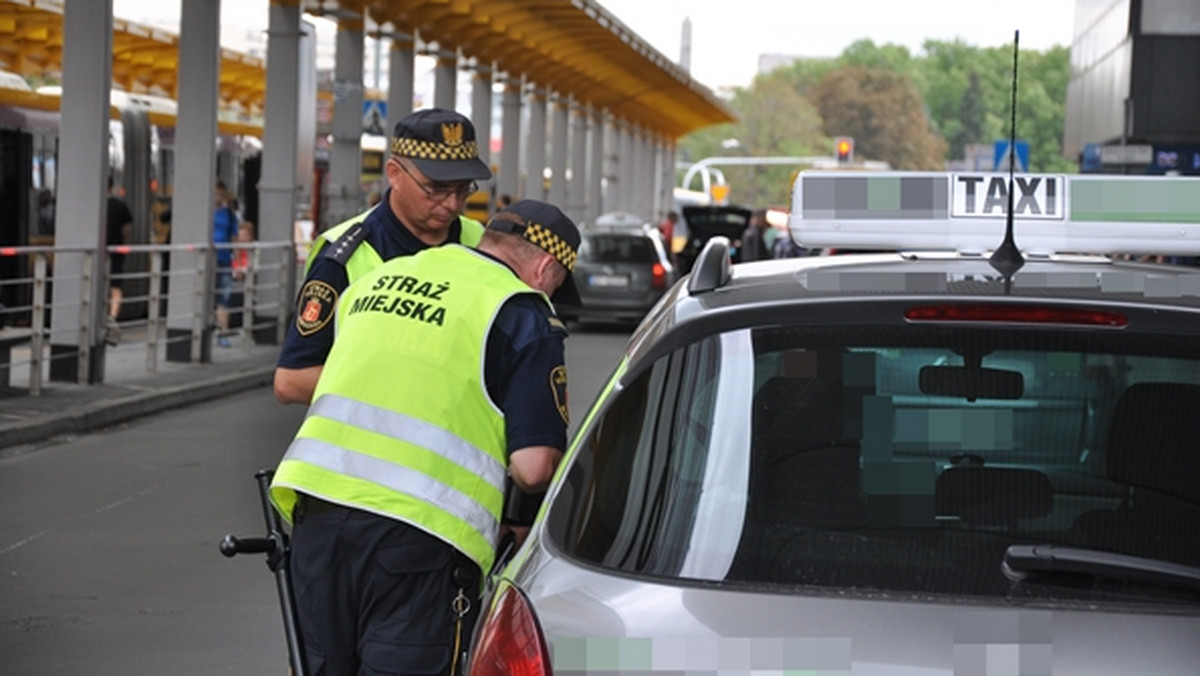 Najczęstsze uchybienia to brak identyfikatora, który powinien być umieszczony w widocznym dla pasażera miejscu oraz źle oznakowane pojazdy. Stołeczni strażnicy miejscy w tym roku skontrowali już prawie 1,4 tys. aut z napisem "taxi". Nieprawidłowości stwierdzono w ponad połowie z nich. – To i tak lepiej niż wcześniej, ale nie na tyle, żeby zaprzestać kontroli – podkreślają funkcjonariusze.