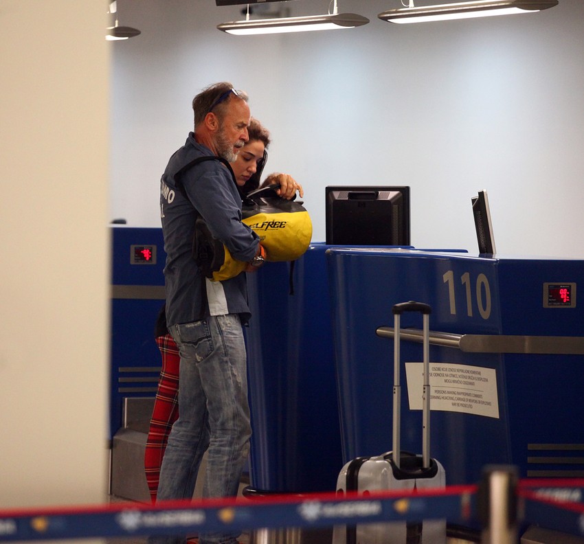 Razlika u godinama se vidi, ali ne smeta: Frano i Milena na aerodromu u Beogradu