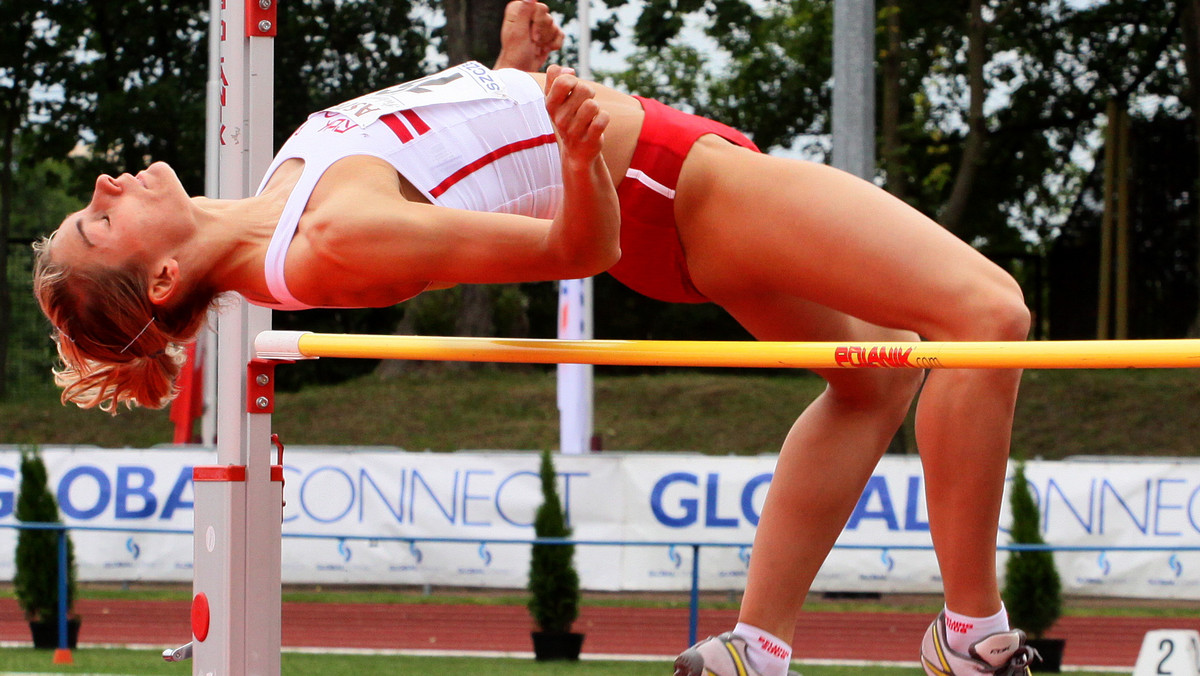 Reprezentacja Polski kobiet prowadzi po pierwszym dniu odbywających się w Szczecinie na stadionie im. Wiesława Maniaka lekkoatletycznych zawodów superligi Pucharu Europy w wielobojach. W klasyfikacji indywidualnej drugie miejsce zajmuje Kamila Chudzik, a trzecie Karolina Tymińska (obie AZS AWFiS Gdańsk). Na pierwszym jest Ukrainka Hanna Mielniczenko.