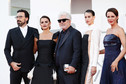 Israel Elejalde, Penelope Cruz, Pedro Almodóvar, Milena Smit i Aitana Sanchez-Gijon na ceremonii otwarcia  78. Festiwalu Filmowego w Wenecji