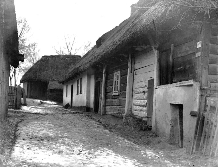 Bronowice, woj. krakowskie. Zabudowania w obrębie wsi.