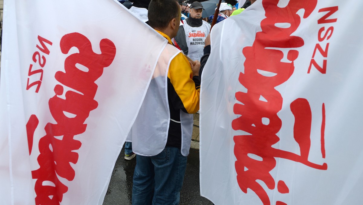 Dzisiaj przed Sejmem manifestuje kilkuset związkowców NSZZ "Solidarność". Domagają się, żeby Senat poparł wniosek prezydenta o zarządzenie referendum, m.in. w sprawie wieku emerytalnego.