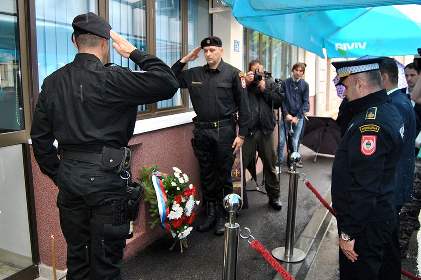 U terorističkom napadu na policijsku stanicu Zvornik 2015. godine ubijen je Dragan Đurić