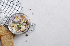 Ulubione śledzie Szwedów. To wszystko dzięki zalewie ze słodkawą nutą [PRZEPIS]