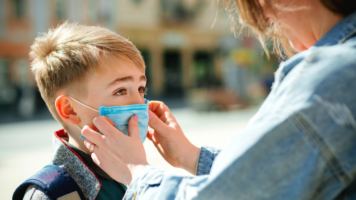 Dzieci w wieku 12 lat i starsze powinny nosić maseczki na twarz, aby pomóc w walce z pandemią koronawirusa, tak samo jak dorośli - poinformowały Światowa Organizacja Zdrowia (WHO) i Fundusz Narodów Zjednoczonych na rzecz Dzieci (UNICEF).