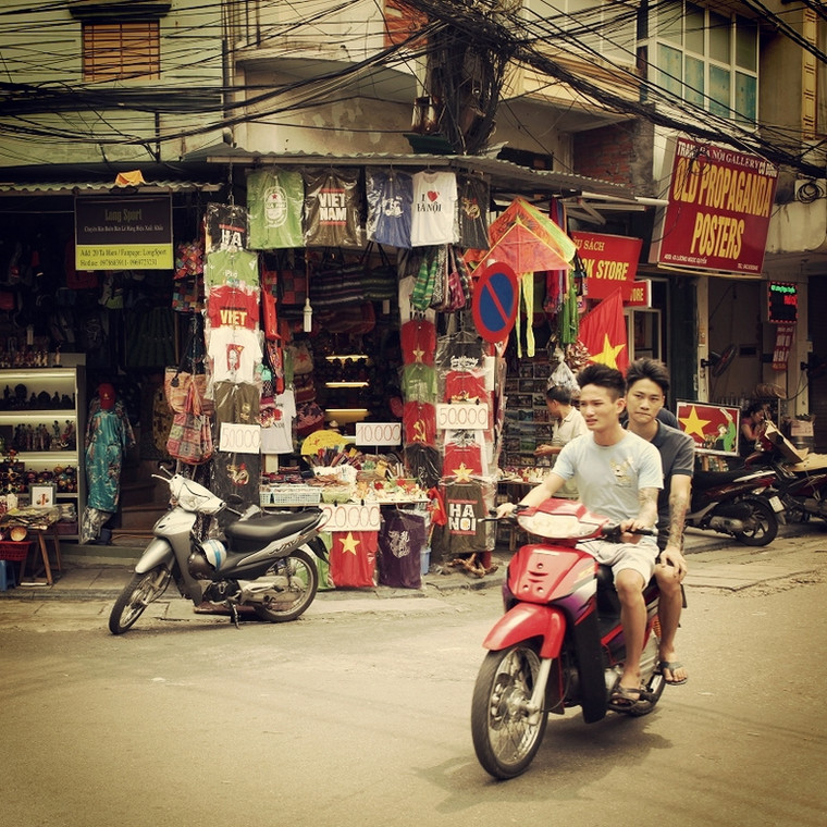 Hanoi, Old Quarter. Czerwony motor jest trendy!