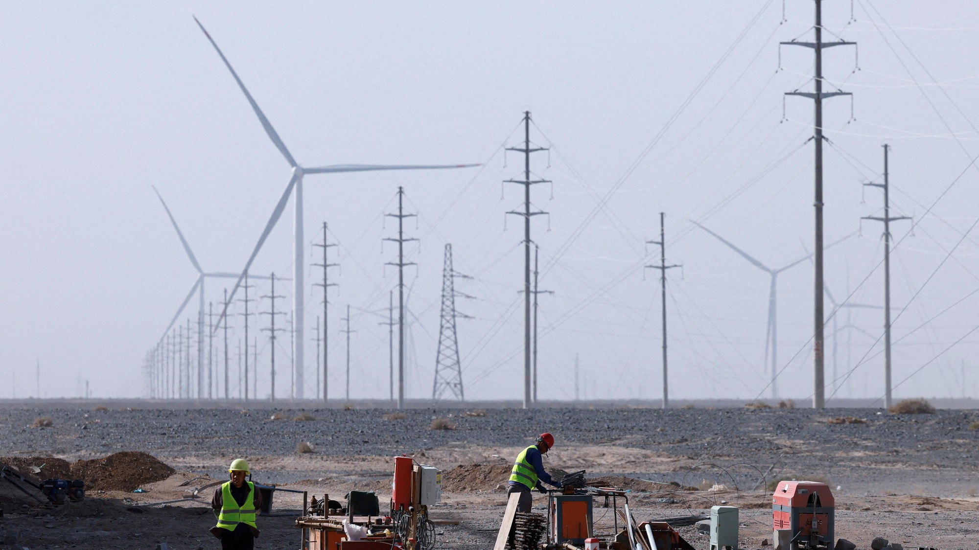 Pracovníci pracujú na stavenisku veterného parku spoločnosti Taiyuan New Energy Co.