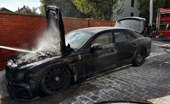 Pożar Bentleya za 2,2 mln zł na terenie sanktuarium w Myślenicach. Internauci kpią