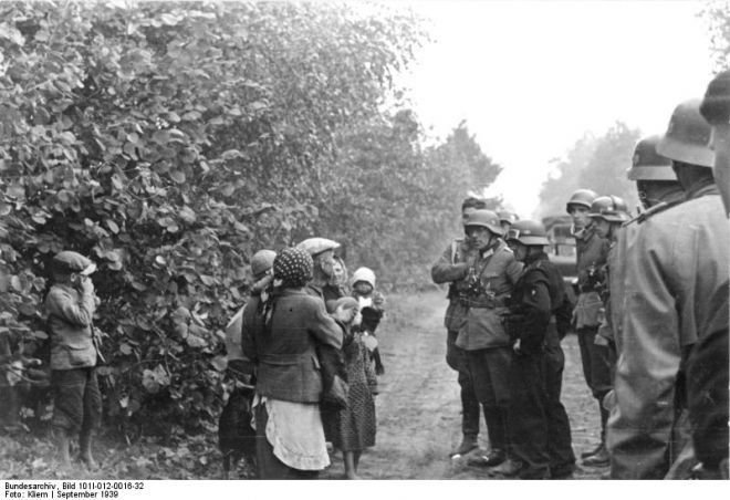 Żołnierze Wehrmachtu w rozmowie z mieszkańcami polskiej wsi. Wrzesień 1939.