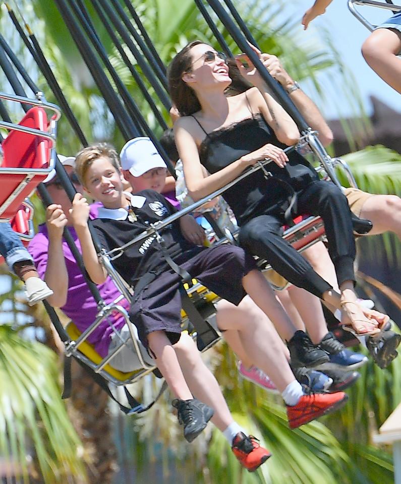 Angelina Jolie z dziećmi w Disneylandzie