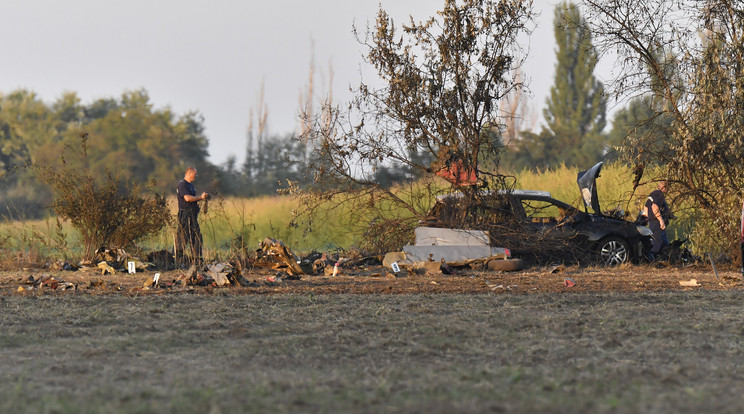 Helyszínelők a börgöndi repülőtérnél, Székesfehérvár közelében, ahol lezuhant egy Trojan típusú kisrepülőgép 2023. szeptember 10-én/Fotó: MTI/Lakatos Péter