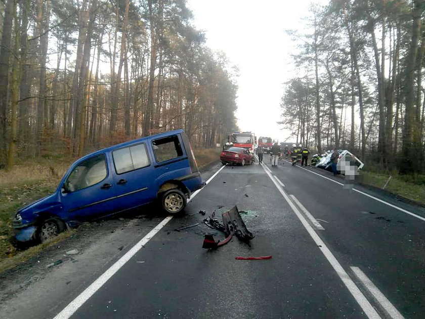 Wypadek na DK nr 74. Trzy zmiażdżone auta, siedem osób rannych