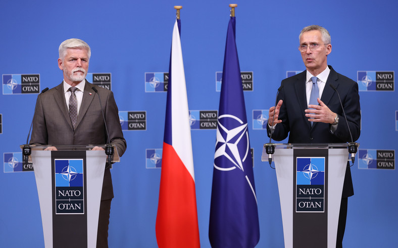 Prezydent Czech Petr Pavel oraz Sekretarz Generalny NATO Jens Stoltenberg na konferencji prasowej po spotkaniu w Kwaterze Głównej Sojuszu Północnoatlantyckiego w Brukseli, 19 kwietnia 2023 r.