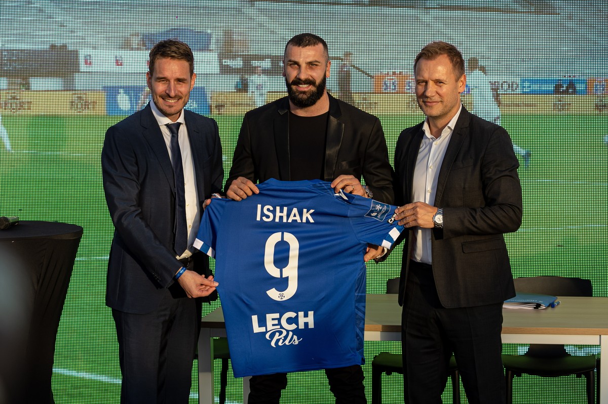 Prezes Lecha Poznań Piotr Rutkowski (L), dyrektor sportowy klubu Tomasz Rząsa (P) podpisali dziś nowy kontrakt z napastnikiem "Kolejorza" Mikaelem Ishakiem (C). Uroczystośc miała miejsce w trakcie oficjalnego otwarcia Centrum Badawczo-Rozwojowego Akademii Lecha Poznań we Wronkach