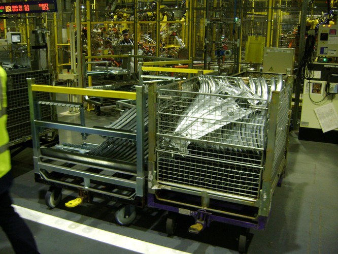 Inne obiekty produkcyjne w Sunderland to formiernia i lakiernia zderzaków, zakład odlewniczy i obróbki skrawaniem, zakład produkcji osi samochodowych, linia montażowa silników oraz zakład produkcji zaawansowanych baterii litowo-jonowych do samochodów elektrycznych.