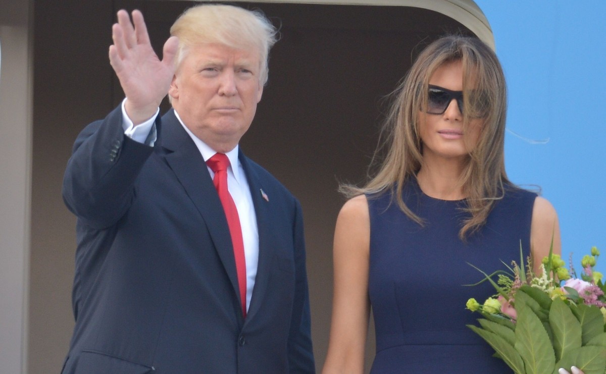 Warszawa, 06.07.2017. Amerykański prezydent Donald Trump z małżonką Melanią Trump żegnają Polskę, wchodząc na pokład samolotu Air Force One