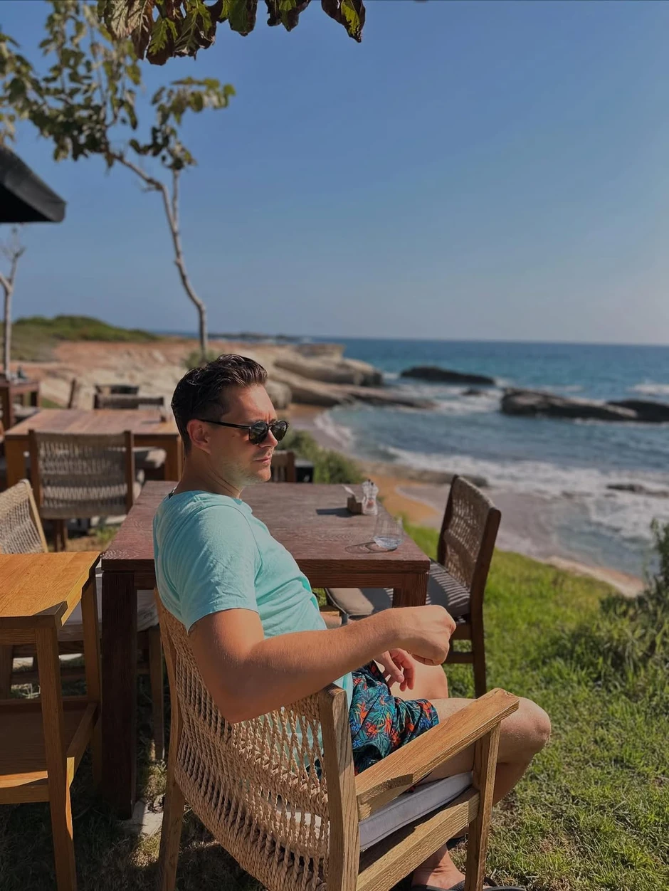 Miloš Biković sa ženom na Kipru