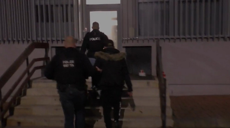 Több mint tízmillió forint készpénzt foglaltak le a veszprémi kábítószer kereskedő férfi lakásán. / Fotó: police.hu