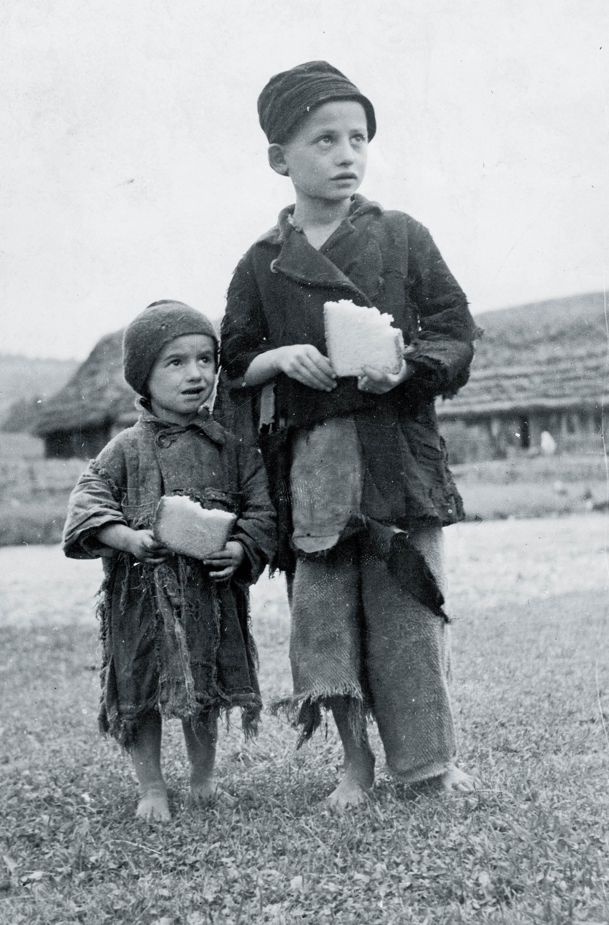 Dzieci ze wsi Sławsk, fotografia wykonana w latach 1920–1930.